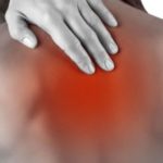 Болит середина грудной клетки отдает в спину